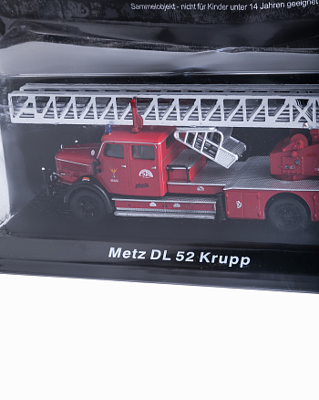 Машинка коллекционная игрушечная "Пожарная машина Metz DL-52"