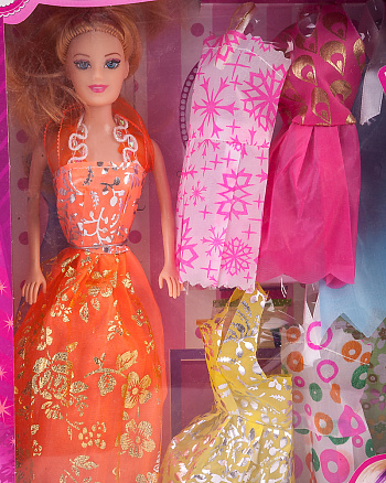 Кукла и набор платьев